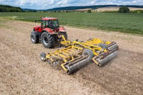 The SWIFTERDISC XO 8000F cultivator with a width of 7.5 m is aggregated with the CASE IH MAGNUM 335 tractor, the sufficient output provides excellent work quality