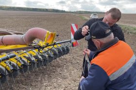 Швидке і зручне заповнення бункера сівалки OMEGA забезпечується легкодоступною платформою і сходами. Калібрування насіння проходить також зручно та легко позаду сівалки.