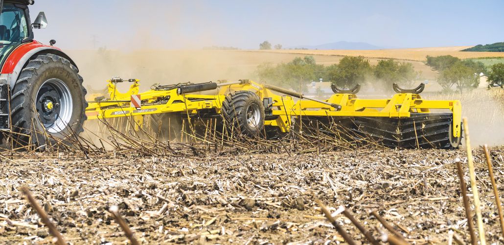 This cutting roller has been designed to offer high versatility. The roller weight can reach 1.24 tonnes per metre when filled with water (version with interchangeable blades). As a result, DURACUT TE provides optimum down pressure for better cutting performance and shallow soil cultivation even in the most difficult conditions. The V-shaped arrangement of the blades significantly increases the cutting effect.