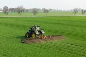 The ROTO-MASTER RMN rotary hoe is available in working widths from 6 to 12.4 meters.