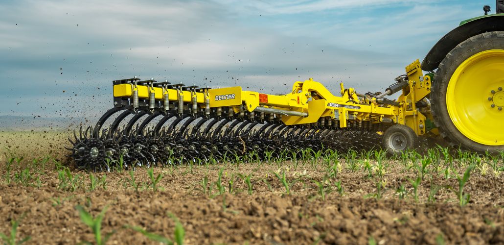 Whether you are cultivate the land in conventional or organic farming, this machine is perfect for you. Its agronomic use offers, for example, crushing of soil crust, soil aeration, mechanical disposal of shallow-growing weeds, stubble cultivation, incorporation of mineral fertilisers, plant growth promotion and interruption of capillarity.