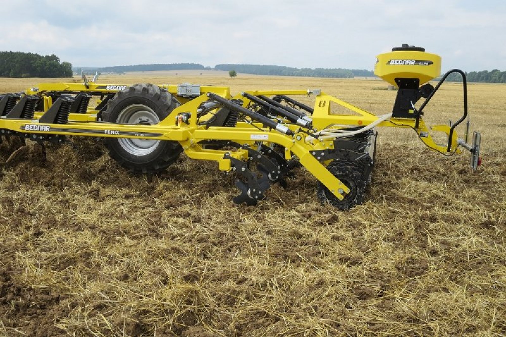 FENIX pana Brože je vybaven i výsevní jednotkou Alfa drill pro pneumatický výsev meziplodin, který p. Brož využívá zejména na svazenku.