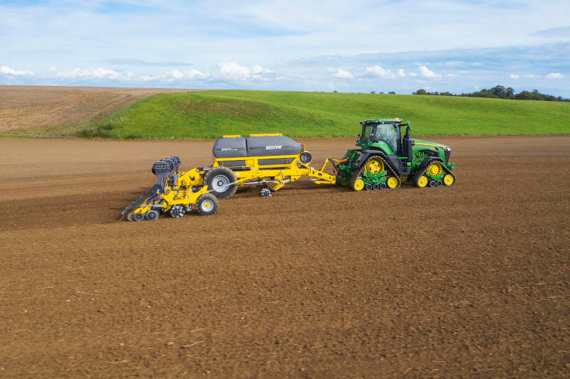 The EFECTA CE seed drill is aggregated with the JOHN DEERE 8RX 410 tractor in the company