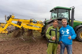 Mechanizátor podniku pan Mašek (vpravo) společně s obsluhou stroje Jiřím Šimonkem si práci stroje chválí