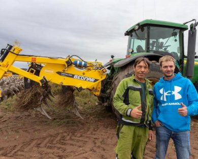 Mechanizátor podniku pan Mašek (vpravo) společně s obsluhou stroje Jiřím Šimonkem si práci stroje chválí