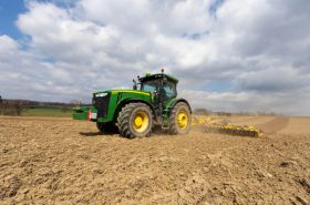 Kompaktor je agregován s traktorem John Deere 8295R o výkonu necelých 300 koní, který je důležitý pro dosažení adekvátní pracovní rychlosti