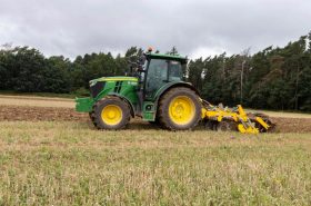Diskový podmítač SWIFTERDISC XN 3000 je agregován s traktorem John Deere o výkonu 105 koní