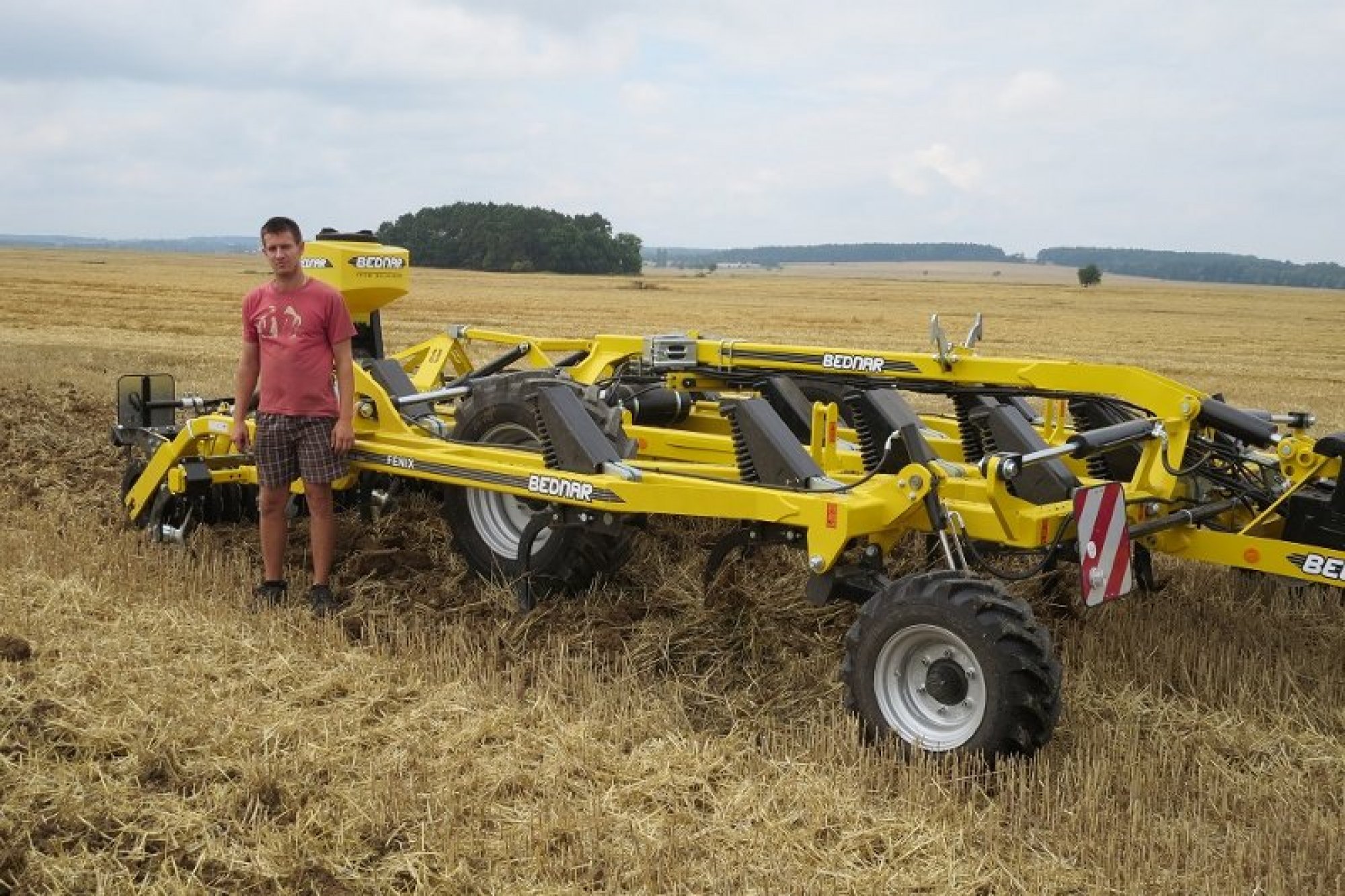 Obsluha stroje syn majitele Petr Brož mladší si práci se strojem velmi pochvaluje.
