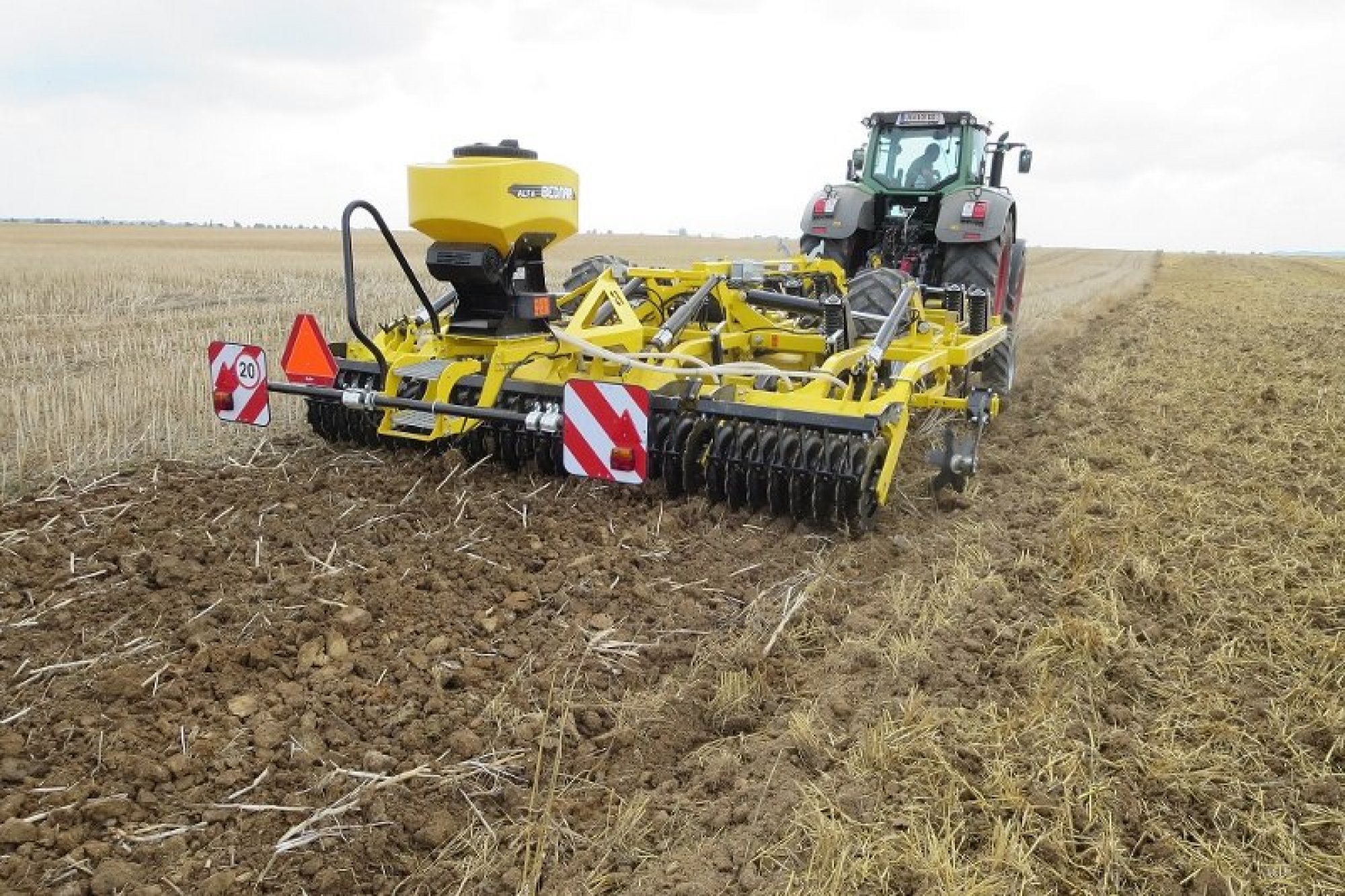 Stroj na farmě jsme zastihli při podmítce po sklizni.