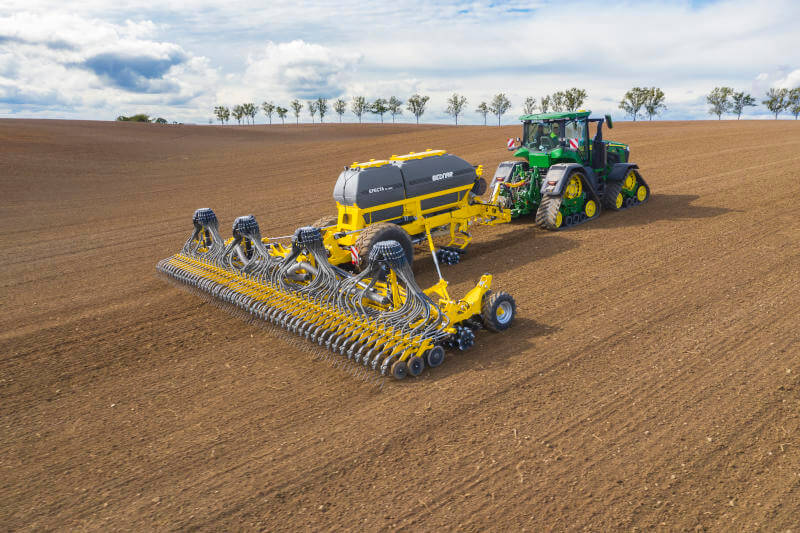 The four distribution heads also offer a seciton control function for each 3m working width