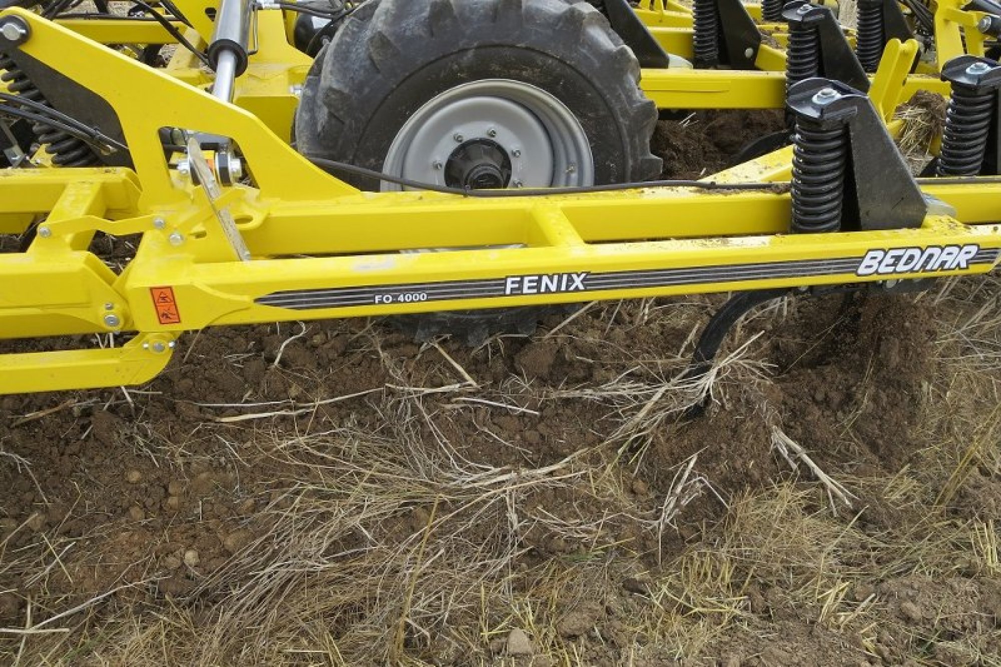 Vertikální ocelové non-stop jištění proti přetížení na odpor začínající na 450 kg s maximem 700 kg je zárukou kvalitní hluboké práce i v těch nejtěžších půdních podmínkách – radlice drží nastavenou hloubku a ta je zárukou dobrých kořenů rostlin.