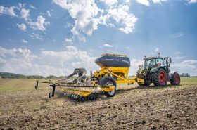 La barra di semina CORSA CN 8000 in aggregazione con la tramoggia di stoccaggio FERTI-CART FC 3500 è un'interessante combinazione per la semina