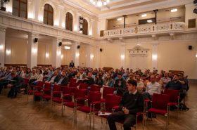 Firemní konference se konala v Pelclově divadle v Rychnově nad Kněžnou