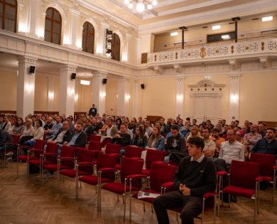 Firemní konference se konala v Pelclově divadle v Rychnově nad Kněžnou