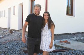 Václav Kloud s Kateřinou Strouhalovou se věnují hospodaření v režimu ekologického zemědělství, společně budují farmu v obci Káciň (okres Příbram)