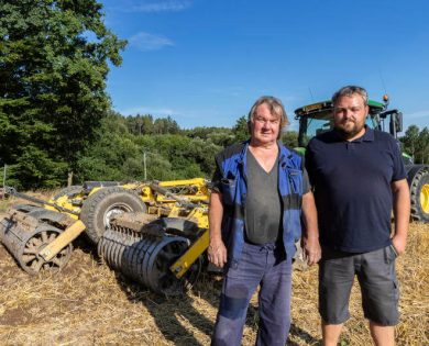 Inż. Luděk Bechyně, serwisant, po prawej operator maszyny.