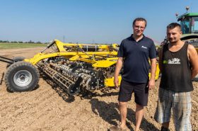 Jobb oldalon Lukáš Šnajdr, a gépkezelő, Lukáš Dosoudil agronómussal, a cégtulajdonos fiával