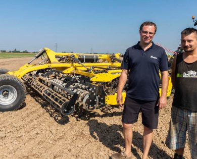 Rechts Maschinenbediener Lukáš Šnajdr zusammen mit dem Sohn des Firmeninhabers und dem Agronomen Lukáš Dosoudil