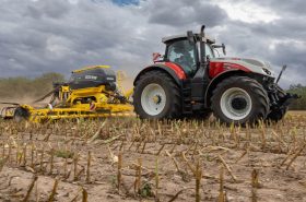 Die Drillmaschine OMEGA OO 6000L wird von einem Traktor STEYR 6270 TERRUS CVT mit einer Leistung von 270 PS gezogen