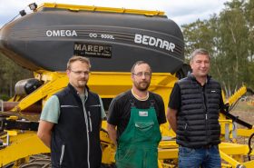Von links Mark Redder Verkaufsberater Marep Gmbh , Faher der Omega und Weite Oldenziel, BEDNAR Service.
