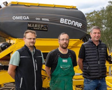 Zleva obchodní zástupce společnosti MAREP GmbH, obsluha secího stroje a Weite Oldenziel, servisní a technická podpora značky BEDNAR pro německy mluvící země