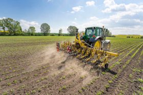 Der neue Zwischenreihengrubber ROW-MASTER RN_PROFI besticht vor allem durch das System der Sektionskontrolle ROW-UNIT CONTROL sowie durch die lichte Höhe des Hauptrahmens von 90 cm