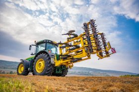 Außerdem wird ein neues Modell des Tiefenlockeres TERRALAND TN 4000HD9 vorgestellt, eine neue Version der einklappbaren Maschine mit einer Transportbreite von bis zu 3 m