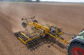Quatre machines BEDNAR sont utilisées pour le travail du sol dans le cadre d’une culture maraîchère !