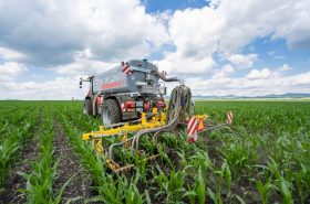 ROW-MASTER RN 6400 is equipped with a cutting head and hoses for manure and digestate application at the customer’s request