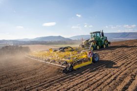 Kompaktor SWIFTER SM 16000 je agregován s pásovým traktorem John Deere 9620 RX