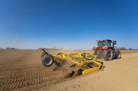 A SWIFTER SO_F magágykészítő kompaktort importőrünk, az AGRI CS Magyarország Kft. szállította a megrendelőnek.
