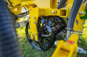 ROZŠÍŘENÍ NABÍDKY ČELNÍCH ZÁSOBNÍKŮ BEDNAR O NOVÝ MODEL SEED BOX SB 1600