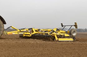 Kompaktor je ovládán kompletně hydraulicky včetně předního páskového smyku Crushbar