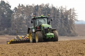 Kompaktor ve společnosti agregují s traktorem John Deere 7250R