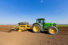 Secí stroj je agregován s traktorem JOHN DEERE o výkonu 143 koní