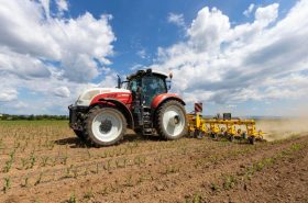 Die Arbeitsgeschwindigkeit der Maschine beträgt ca. 8,5 km/h bei einer Tagesleistung von bis zu 40 ha/Tag