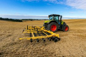 Der STRIEGEL-PRO PN hat sich bei den deutschen Landwirten zu einer sehr beliebten Maschine entwickelt. Auf der Messe werden wir das Modell PN 9000 vorstellen, das mit einer vorderen Schneidwalze Trash-Cutter und einer hydraulischen Einstellung des Arbeitswinkels der Striegelzinken ausgestattet ist.