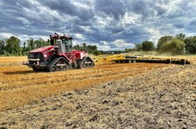 Die Egge wird von einem Traktor QUADTRAC 580 mit einer Maximalleistung von 647 PS geschleppt