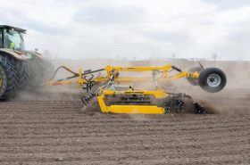 SWIFTER SO 6000 Profi podczas uprawy pod buraki u Państwa Gawrońskich.