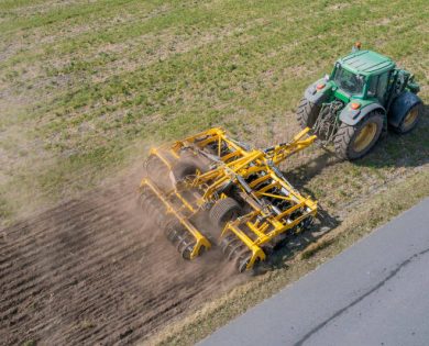 SWIFTERDISC XO 5000F podczas wiosennej uprawy.