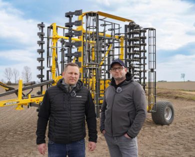 SWIFTER SO 6000 Profi podczas uprawy pod buraki u Państwa Gawrońskich.