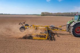 Quatre machines BEDNAR sont utilisées pour le travail du sol dans le cadre d’une culture maraîchère !