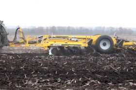 Оранка чи глибоке рихлення? Збереження вологи з ACTROS