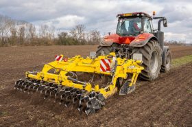 Глибокорозпушувачі TERRALAND TN_PROFI можуть обробляти ґрунт на глибину до 65 см.