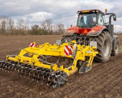 Глибокорозпушувачі TERRALAND TN_PROFI можуть обробляти ґрунт на глибину до 65 см.