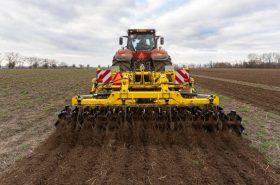Два ряди самоочисних Cutter-дисків відмінно завершують роботу після доліт із крилами та прикочувальних котків.