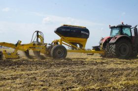 Глибокорозпушувач TERRALAND TN з причіпним бункером FERTI-CART об’ємом 3500 л.