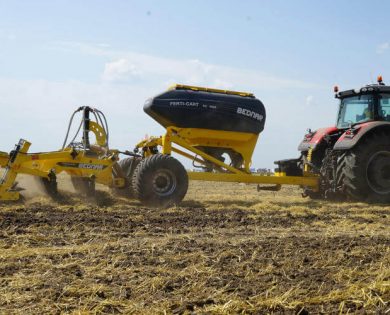 Глибокорозпушувач TERRALAND TN з причіпним бункером FERTI-CART об’ємом 3500 л.