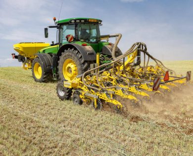 В 2-3 рази менше проходів техніки по полю. До -70% вартість техніки для підготовки ґрунту та витрати на паливо.