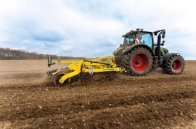 Für die Saatbettbereitung stellen wir den neuen Universalgrubber VERSATILL VN 6000L vor. Interessant an dieser Maschine ist die Möglichkeit, sie mit einem dreireihigen Striegel oder Heckpacker auszustatten. Die Maschine bietet eine maximale Arbeitstiefe von 12 Zentimetern.